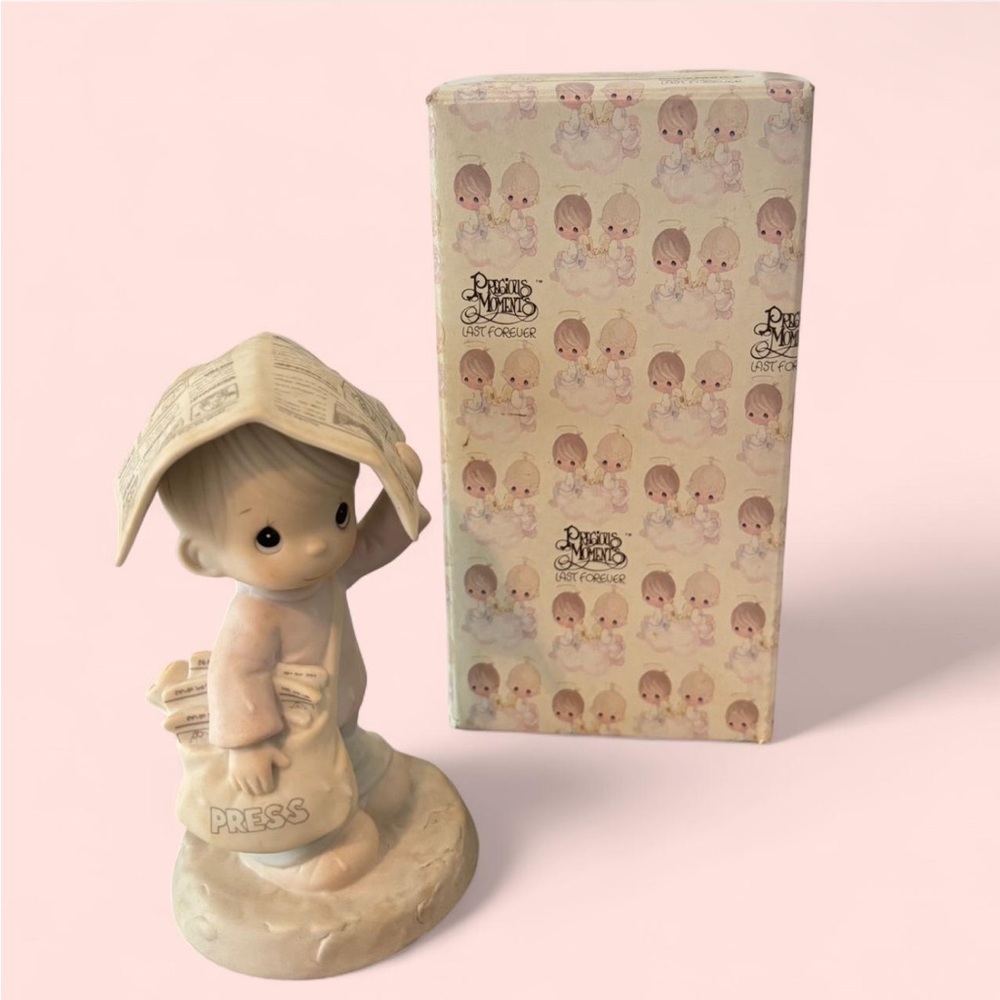 1988 520683 Precious Moments Sending You Showers Of Blessings figurine